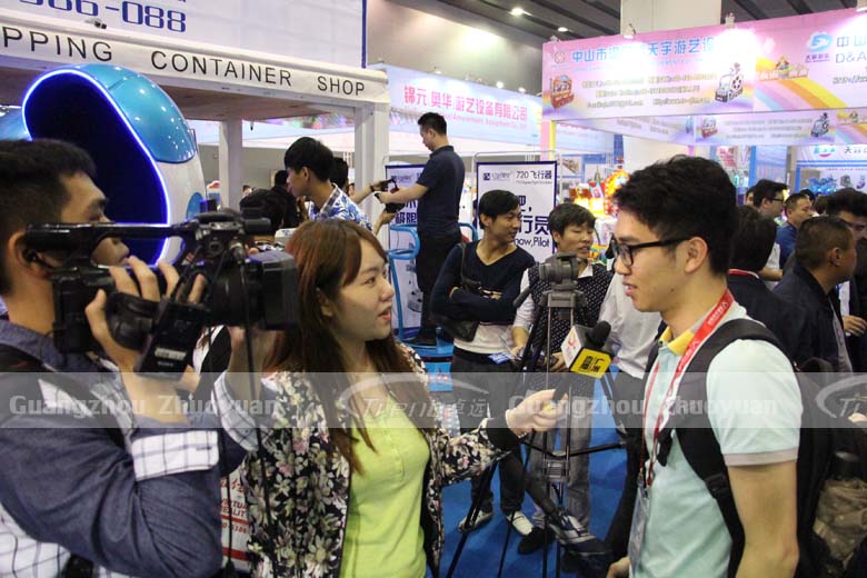 The journalist’s focus is Xindy Virtual Reality Machine (2)