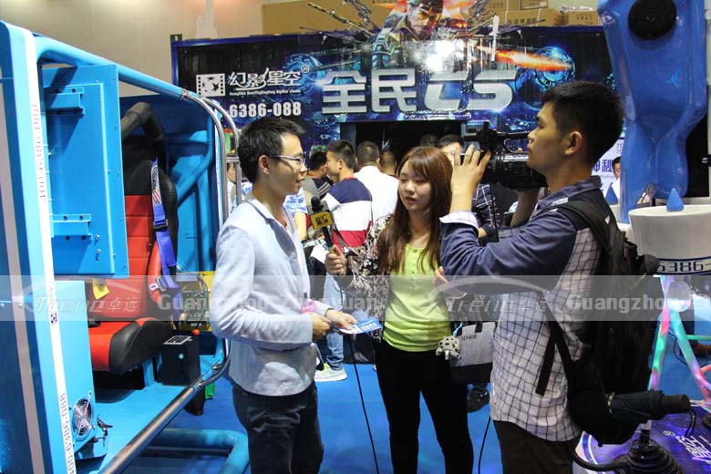 The journalist’s focus is Xindy Virtual Reality Machine (3)